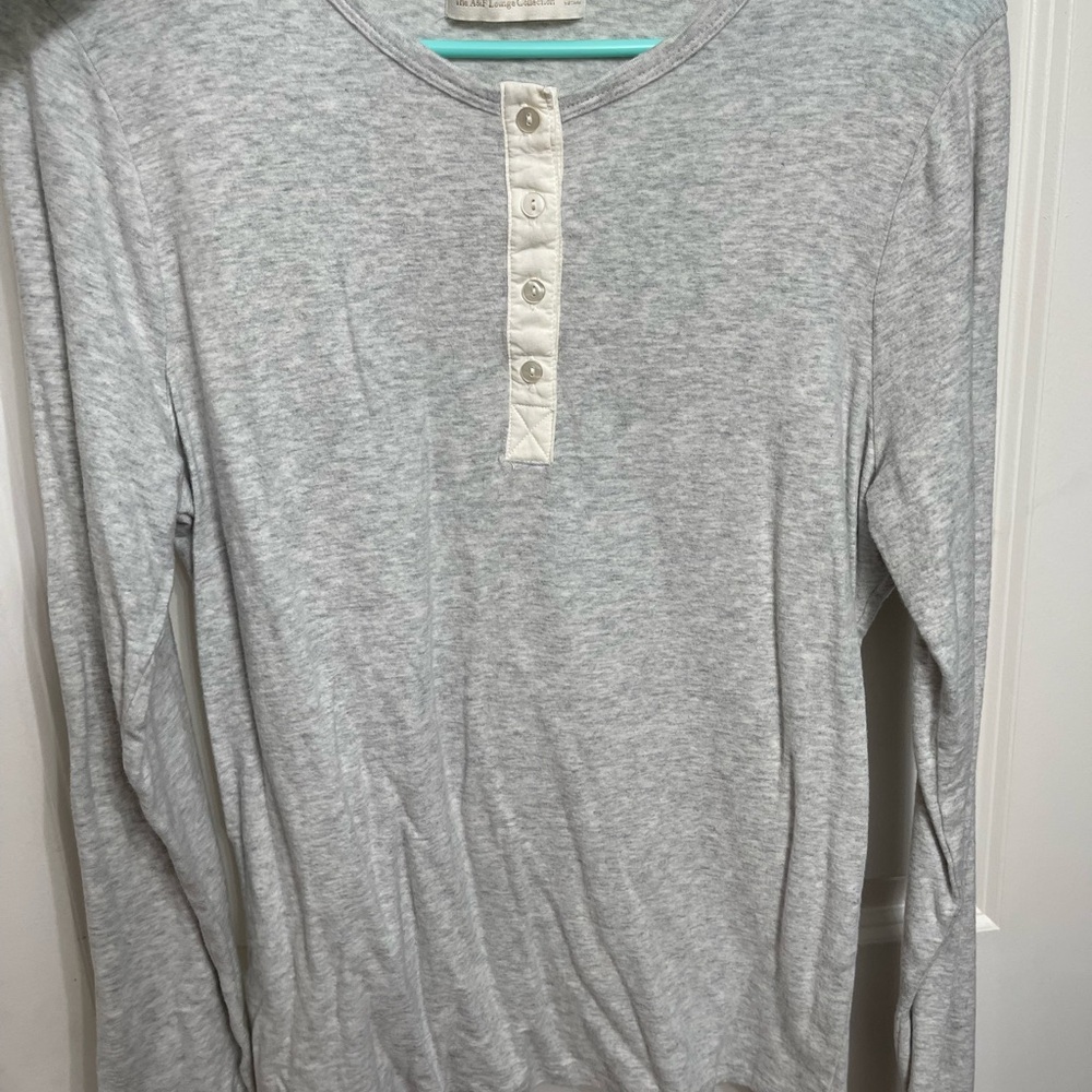 Abercrombie & Fitch Gray Long Sleeve Tee